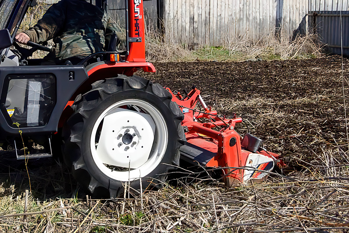 Вспашка земли трактором и минитрактором в Минске и области